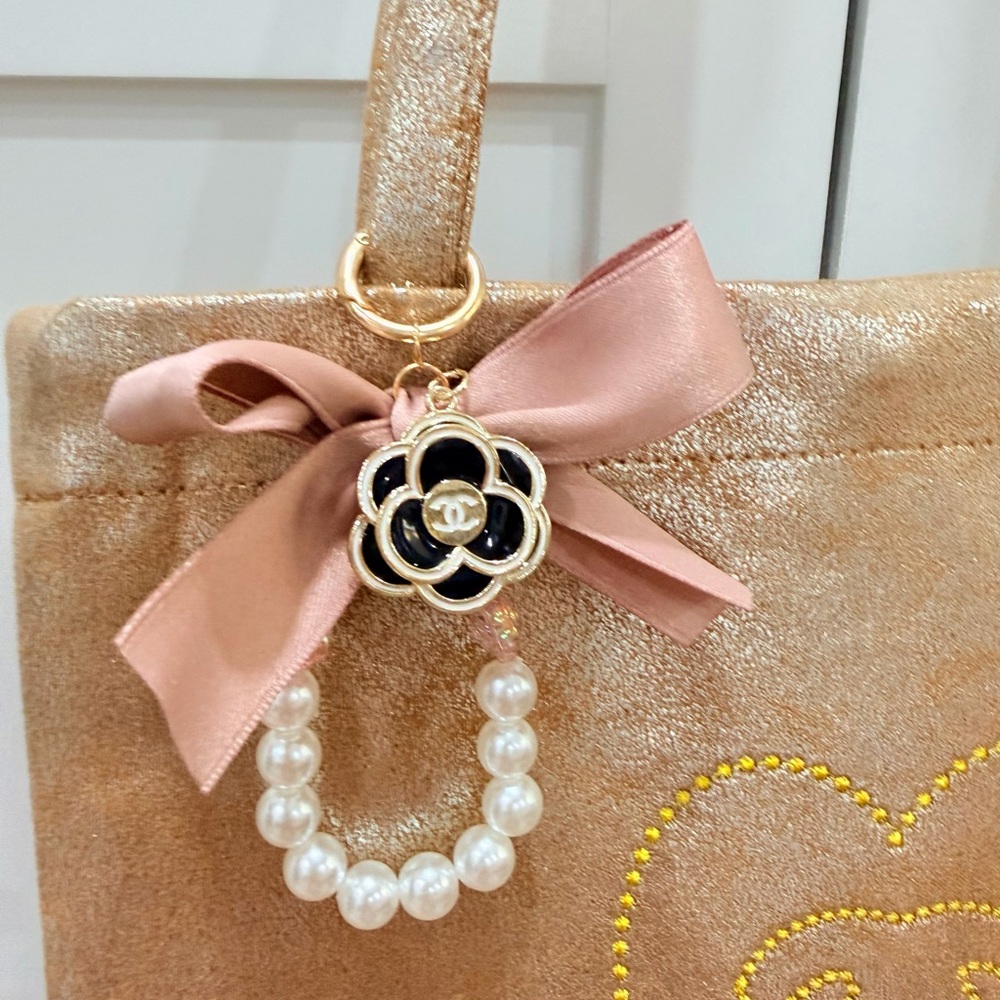 (Last one !!)Chanel  (employee exclusive)
Golden Tote Bag PLUS **Camila keychain - Picture 4 of 14